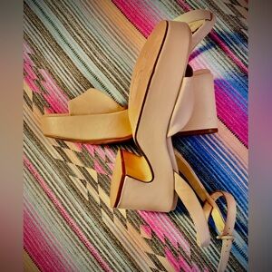Marc Fisher Tan Women's Leather Sandals. Size 7,5 Medium.